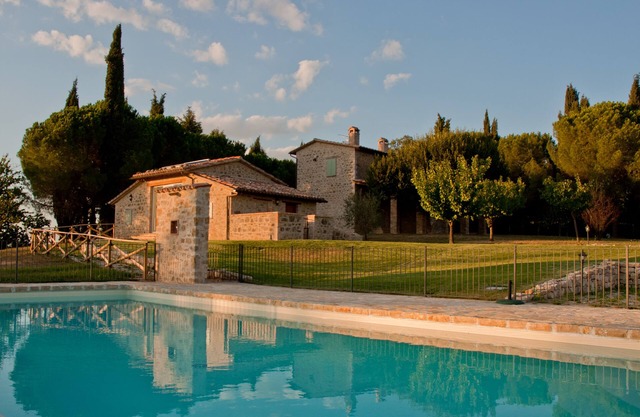 Impresionante villa con piscina privada, patio y amplio jardín.