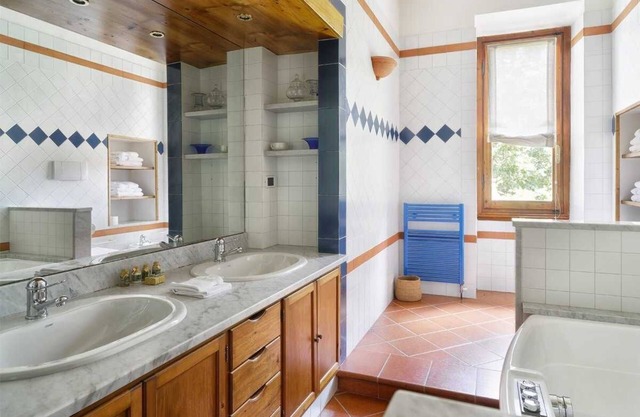 Stunning villa, Tuscan hills near Florence, private infinity pool, large hot tub