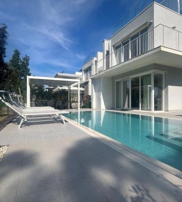 Stunning villa with pool and lagoon view