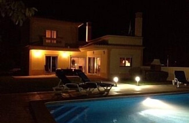 Impresionante villa con piscina infinita privada, bañera de hidromasaje y pozo de fuego