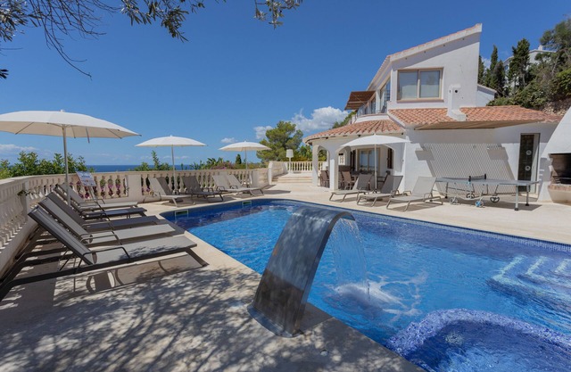 Villa de ensueño con piscina y vistas al mar - Villa Maitreya