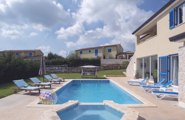 Impresionante villa con sauna, piscina y tenis de mesa