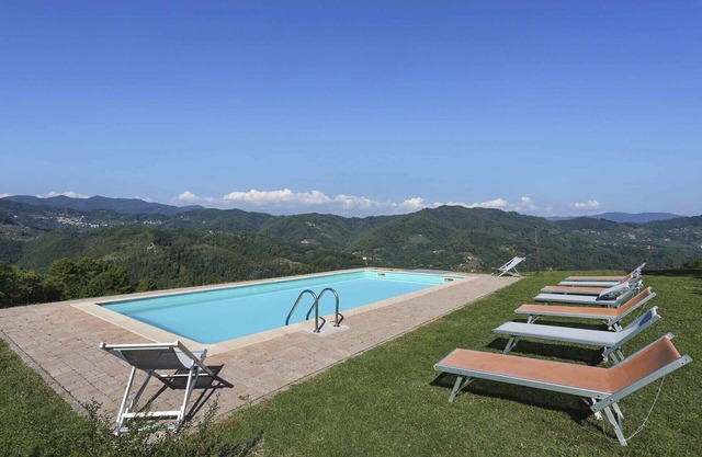Casa de vacaciones con piscina privada, WIFI, TV, veranda, vista panorámica, cerca de Lucca