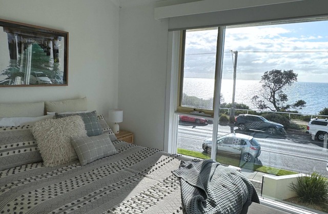 Stunning water views, steps from Beach & Park! Bayside Beach House Mornington