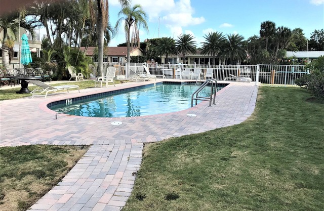 STUNNING WATERFRONT 2 BEDROOM BEAUTY. CLOSE TO EVERYTHING.