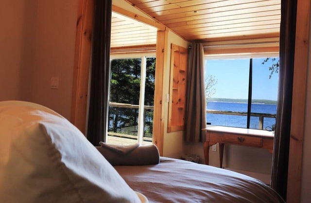 Stunning Waterfront Cottage & Bunkie!