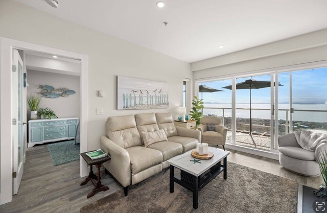 Stunning waterfront apartment - wake up and fall asleep listening to the ocean