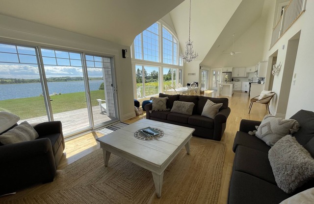 Aug 2-9 Last Minute Discount! Stunning Waterfront Property With Hot Tub