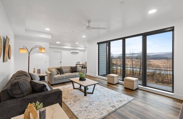 Stunning Waterfront Condo Breathtaking Views 202