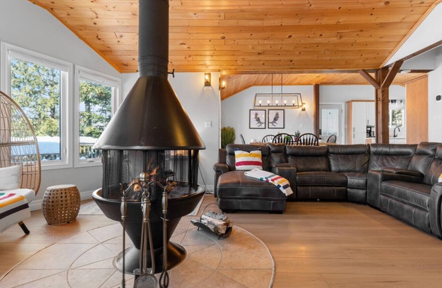 Stunning Waterfront Cottage Getaway