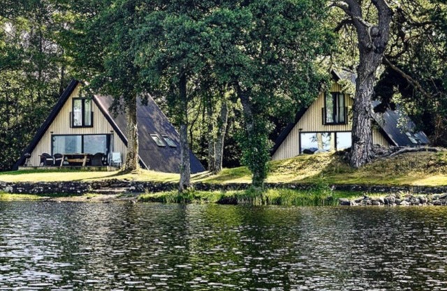 Stunning Waterfront Lodge
