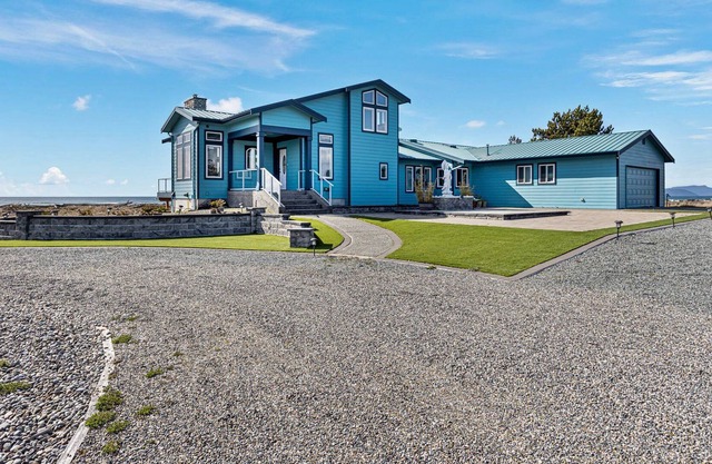 Stunning Waterfront Oasis in Oak Harbor: Your Perfect Pacific Northwest Getaway!