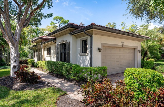 Stunningly beautiful single family, single floor 2br / 2 bath home
