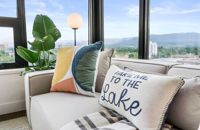 Style and Luxury Stunning Downtown Kelowna Suite