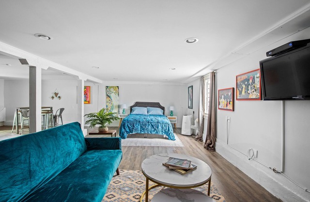 Style-Charm-Comfort Near Audubon Park