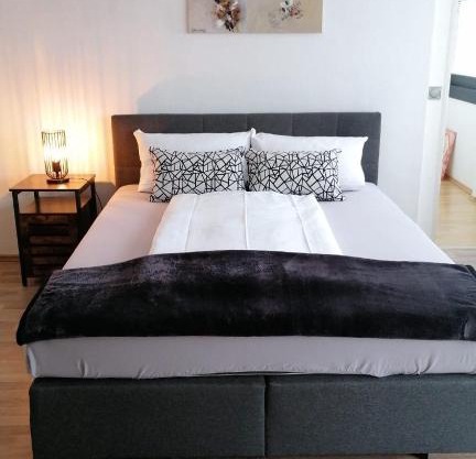 Stylisches kleines Studio -Zentral gelegen in Leverkusen Wiesdorf - Friedrich Ebert Platz 5a , 4te Etage mit Balkon-Kaution Pflicht-