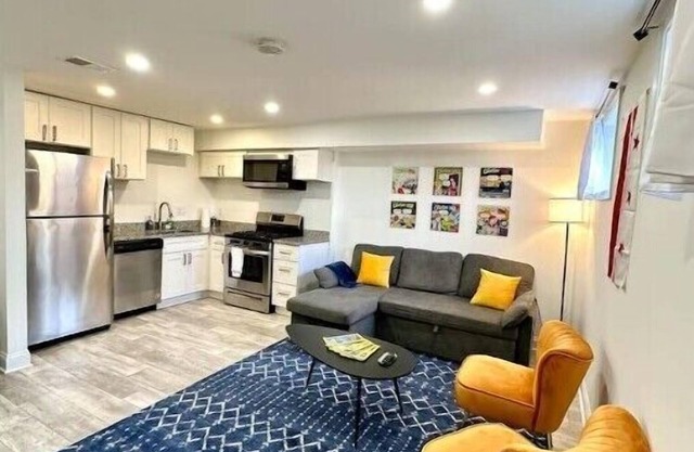 Stylish 1 Bed - 5 min walk to Metro, free parking!