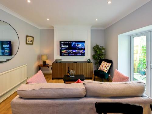 Stylish 1-Bed Flat w Garden in Leafy Pontcanna Pass the Keys