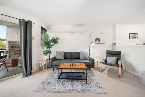 Stylish 1-Bed Stay with Balcony & Study Room