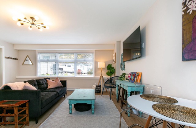 Stylish 1 Bedroom Suite with Lake Access