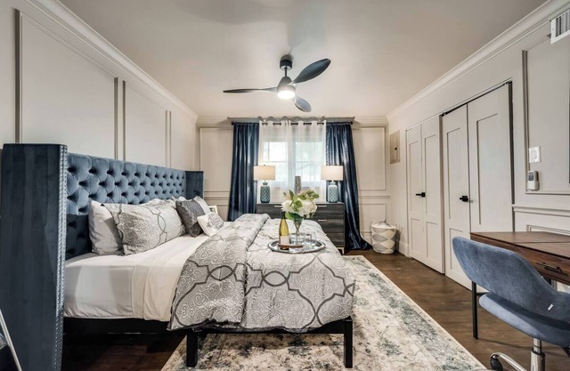 Stylish 1-bedroom with king-size Eight Sleep tech bed for the ultimate rest. Perfect for business or leisure, located in Dallas’ quiet historic district near Starbucks, Whole Foods, and top restaurants. High-speed Wi-Fi, smart TV, marble finishes.
