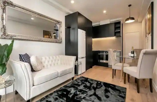 Stylish 1 Bedroom With Office Area Plus Parking!