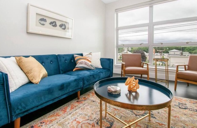 Stylish 1bd/1ba Apt + Pool - Downtown Fairfield