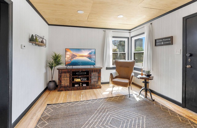 Stylish 1Br Near Main St | The Troubadour Suite
