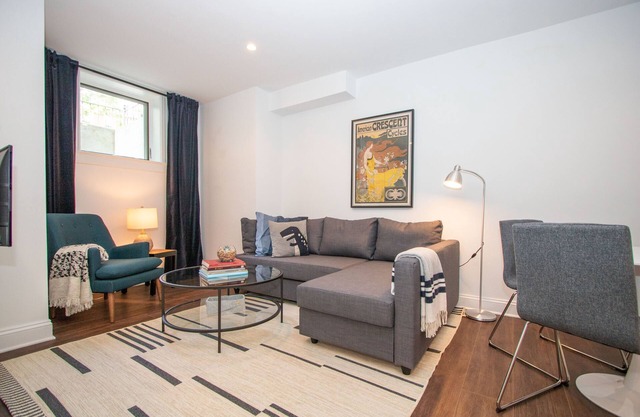 Stylish 1BR oasis with AC, laundry, next to park!