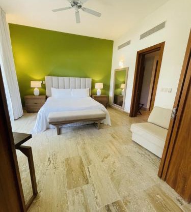 Stylish 1BR, Pools & Walk to Beach - Sublime