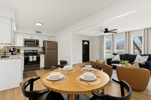 Stylish 1BR Upper Flat in Vibrant Royal Oak
