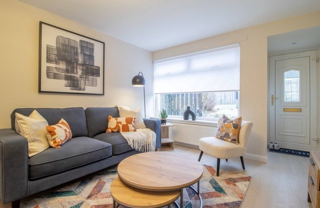Stylish 2-Bed in Coatbridge. Close to Motorways.