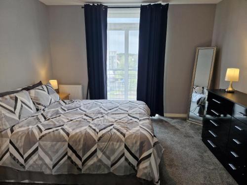 Stylish 2-Bed Apartment - Sleeps 4 Parking & WiFi