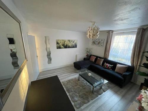 Stylish 2 Bed Apartment - Perfect for Couples & Families, Free Parking - Near Brockley Station, London