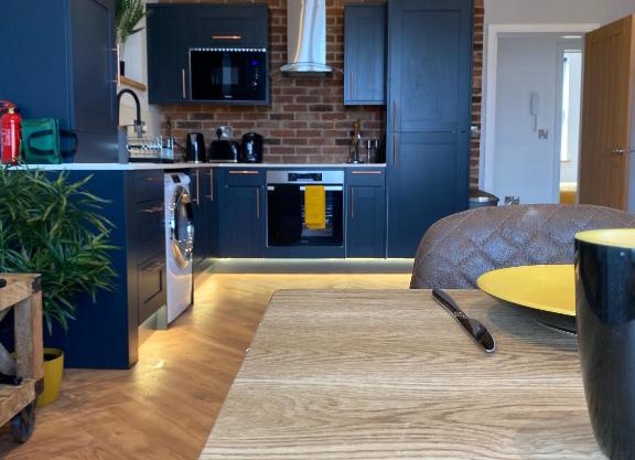 Stylish 2 Bed Apt, 2 Minute Walk From The Beach.