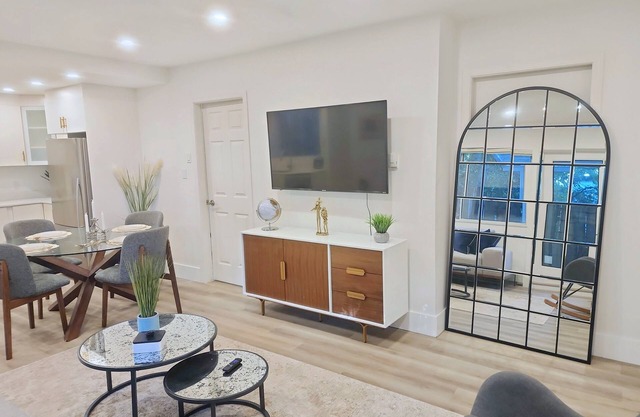 Stylish 2 Bed Garden Suite w/ yard and gazebo in Upper Lonsdale (great access)