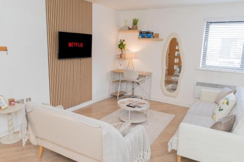 Stylish 2-Bed, City Centre Gem, Walk to Station, Grand Theatre & Hospital