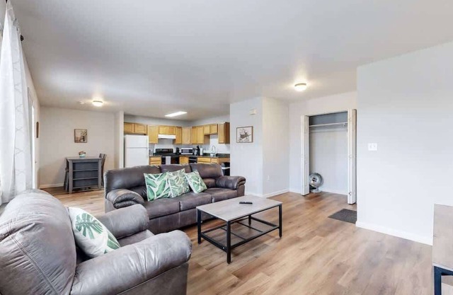 Great Two King-Bed Rooms Near Airport | Ideal Stay!