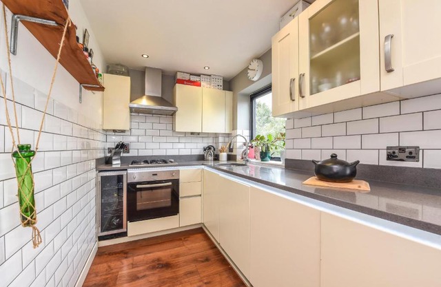 Stylish 2 bed flat in heart of Dulwich - London