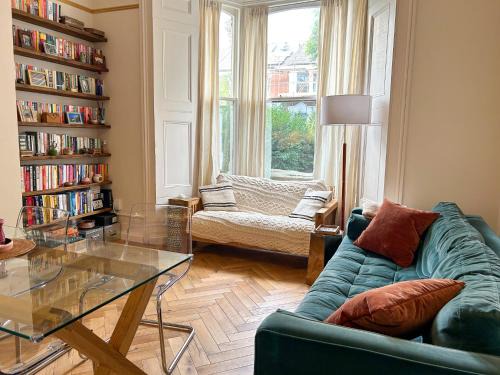Stylish 2-Bed Flat with Balcony & Garden Haringey