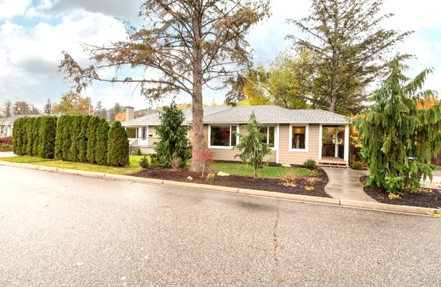 Stylish 2-Bed Modern Home: Private Backyard, Deck & Patio, Short Ride to Lake