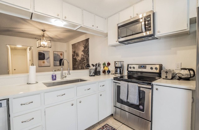 Stylish 2 Bed Townhome with Pool & Tennis Court
