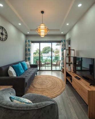 Stylish 2-Bedroom Apt, 4min Walk to Beach - RC7