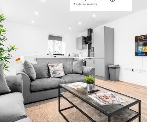 Stylish 2 Bedroom Apartment - Gated Parking & Balcony - Top Rated - 8MC