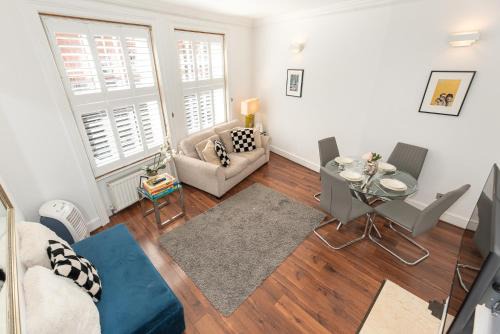 Stylish 2-Bedroom Getaway in Londons Central Hub in the Heart of Kensington High Street