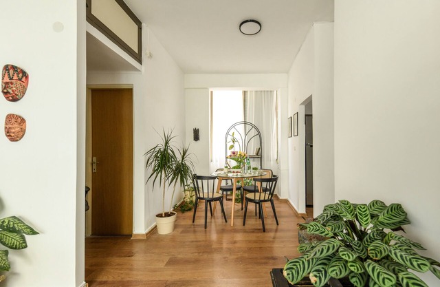 Stylish 2-Bedroom Green Oasis