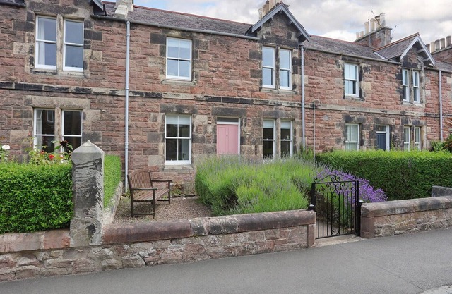 Stylish 2 bedroom ground floor apartment centrally located in the coastal town of Gullane. Sleeps 6