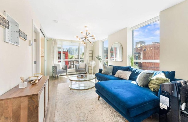 Stylish 2 Bedroom Suite Near Downtown and Gastown