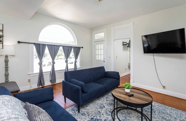 Stylish 2 Bedroom Unit-Convenient Downtown walkable location, Close to 151, Blue Ridge Parkway, Brew