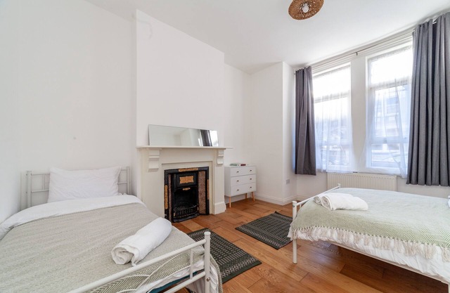 Stylish 2 Bedroom, Zone2, Sleeps 7, Free Parking